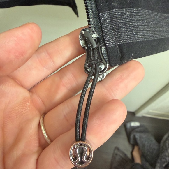 Lululemon Scuba size 4 - Picture 3 of 3